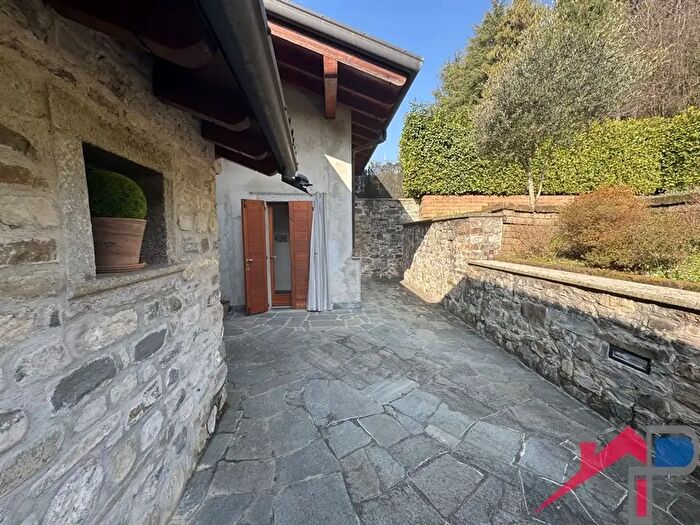 Casa quadrilocale in vendita in Caprino Bergamasco