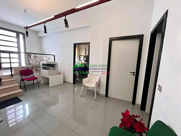 Appartamento con 5 locali in vendita in Via Robert Kock, Comiso