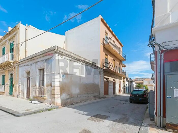 Casa con 8 locali in vendita in Avola