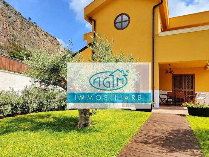 Casa con 8 locali in vendita in Via Menelao, Palermo