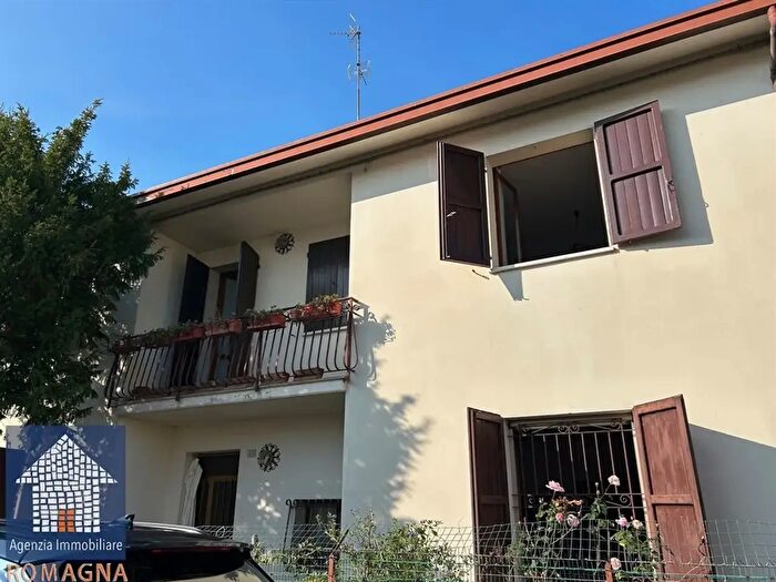 Casa con 10 locali in vendita in Russi