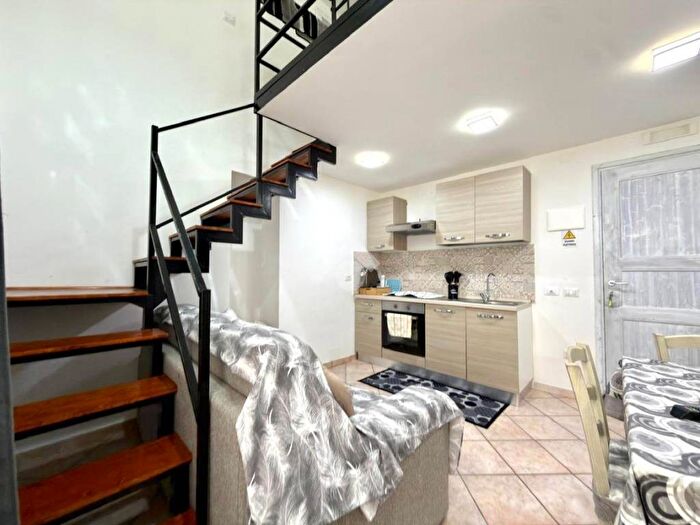Appartamento bilocale in affitto in Via Francesco Girardi, Monte Santo, Napoli