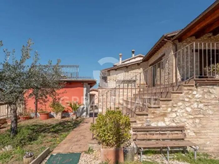 Casa con 6 locali in vendita in Trevi