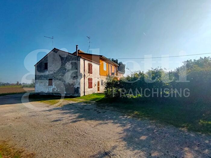 Casa con 5 locali in vendita in Mesola