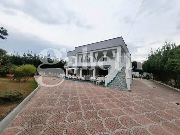 Casa con 8 locali in vendita in Via Carrafiello, Giugliano In Campania