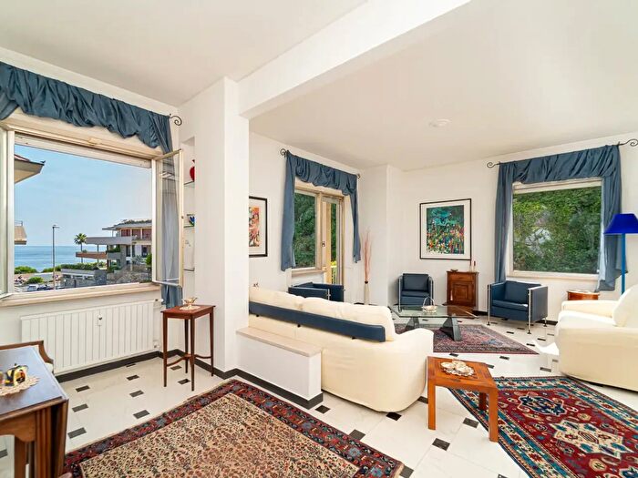 Appartamento con 10 locali in vendita in Via Bovio, Genova