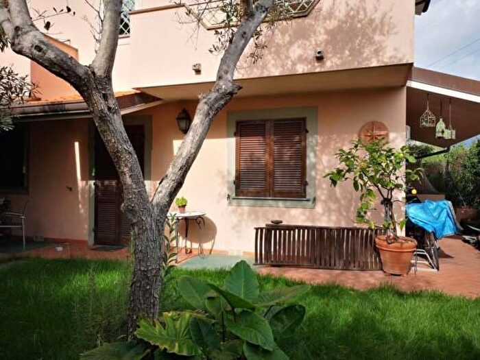 Casa con 6 locali in vendita in Via Michelangelo Buonarroti SNC, Forte Dei Marmi