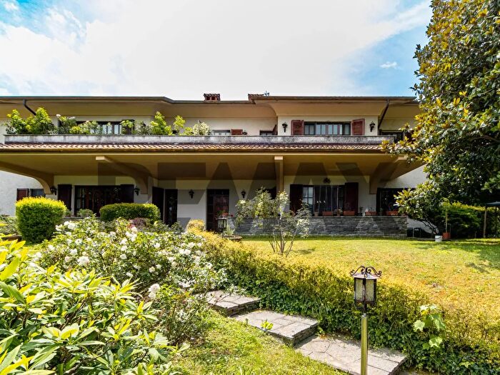 Appartamento quadrilocale in vendita in Via Parini, Merone