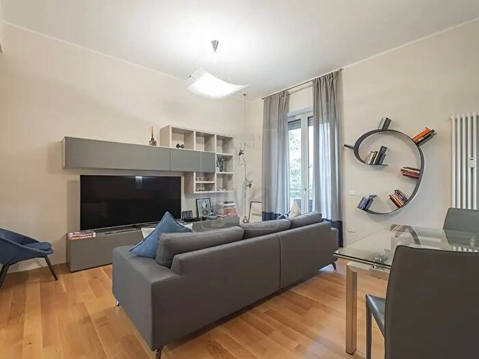 Appartamento trilocale in vendita in Via Domodossola, Milano