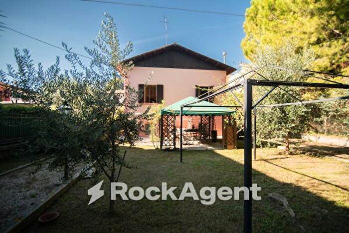 Casa con 6 locali in vendita in Viale I Maggio, Fano