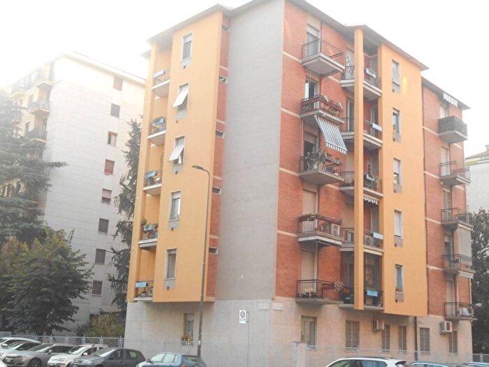 Appartamento trilocale in affitto in Via dei Tulipani, Giambellino, Milano