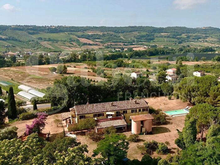Casa con 15 locali in vendita in Cda Svarchi, Altidona