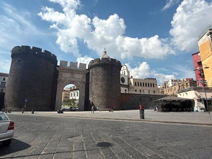 Appartamento quadrilocale in vendita in Via Alessandro Poerio, Tribunali, Napoli