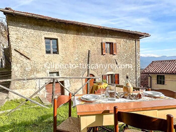 Casa con 11 locali in vendita in Via Alcide Rossi, Molazzana