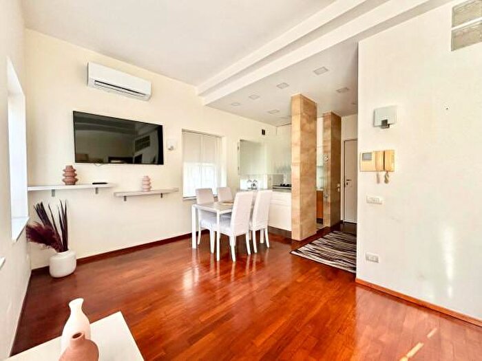 Appartamento bilocale in affitto in Via Mario Fiore, Napoli