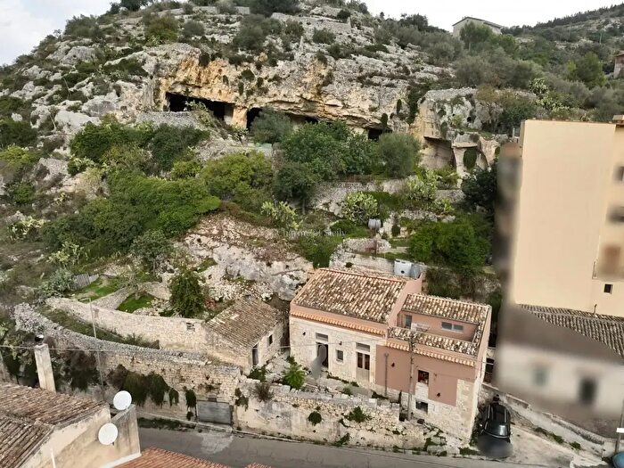 Casa quadrilocale in vendita in Via Provinciale Modica Noto, Modica