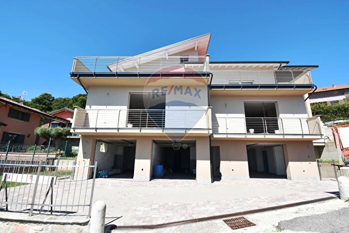 Appartamento trilocale in vendita in Cadegliano Viconago