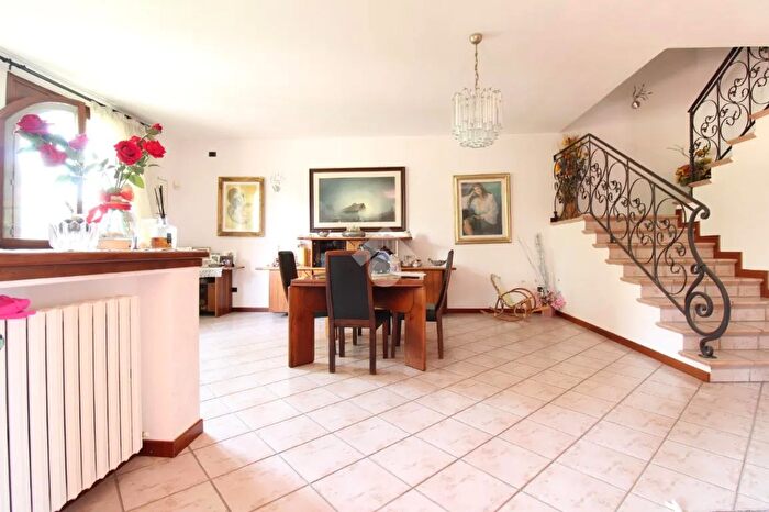 Casa con 5 locali in vendita in Via Grazia Deledda, Sassuolo