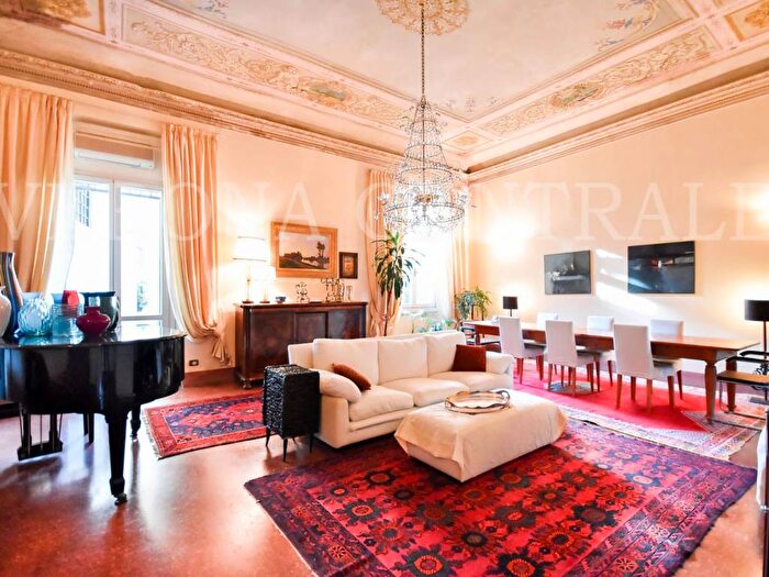 Appartamento con 6 locali in vendita in Stradone San Fermo, Centro Storico, Verona