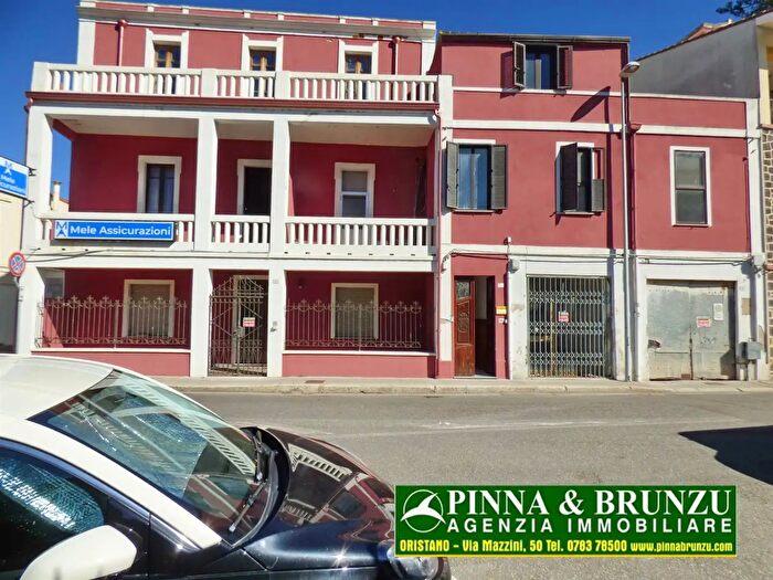 Appartamento con 8 locali in vendita in Via Tharros, Oristano