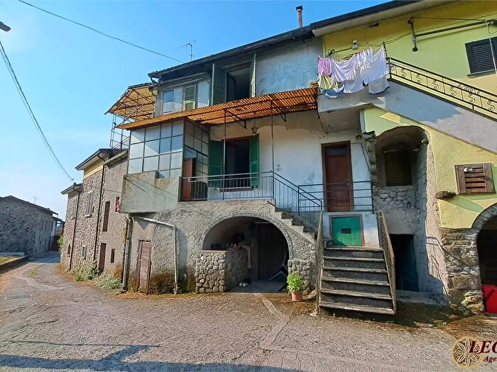 Casa con 9 locali in vendita in Via Migliarina, Filattiera