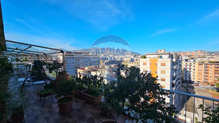 Appartamento con 12 locali in vendita in Via Emilia, Palermo