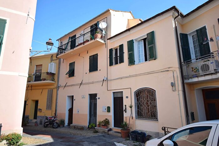 Appartamento bilocale in vendita in Via Borgo, Diano Castello