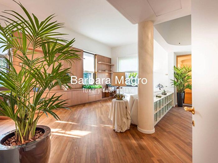 Casa con 6 locali in affitto in Via Eugenio Torelli Viollier, Maggiolina, Milano