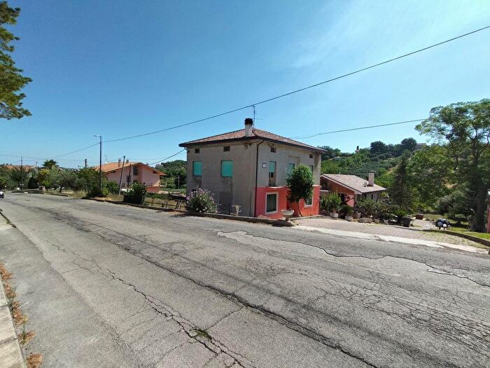 Casa con 8 locali in vendita in Via Ciommi, Castel Frentano