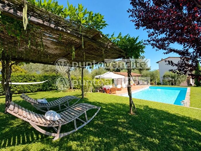 Casa con 8 locali in vendita in I Moriano, Lucca