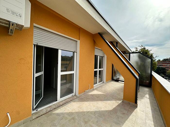 Appartamento quadrilocale in affitto in Via Andrea Maffei, Montenero, Milano