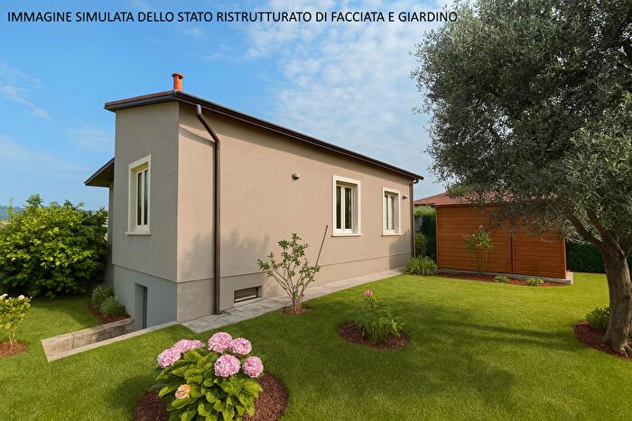 Casa con 6 locali in vendita in Via Cerchio, Luni