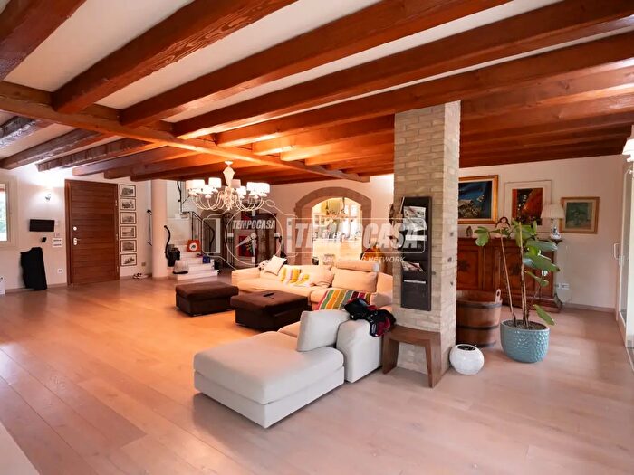 Casa con 6 locali in vendita in Mestrino