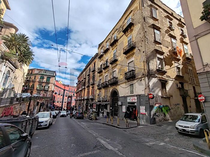 Appartamento con 6 locali in vendita in Via Salvator Rosa, Napoli