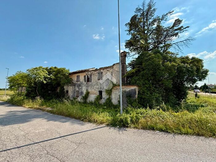 Casa trilocale in vendita in Via Frattina, Pravisdomini