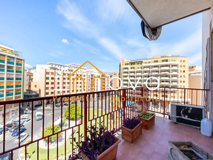 Appartamento con 6 locali in vendita in Piazza Sturzo, Palermo