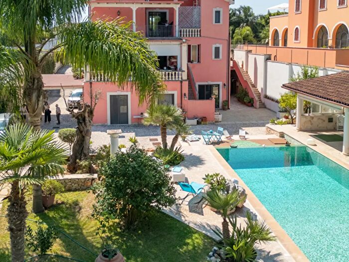 Casa con 15 locali in vendita in Via Rapolla, Lecce