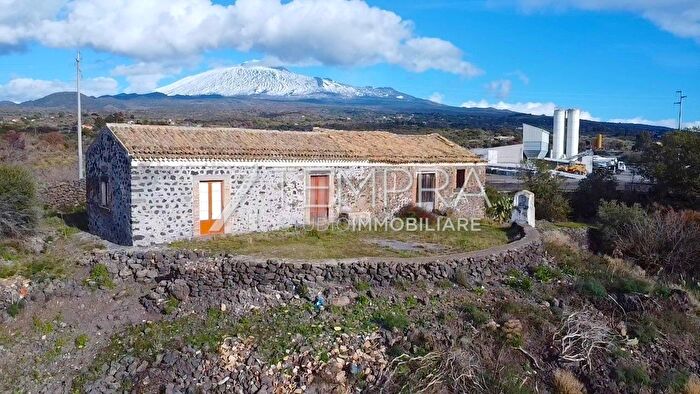 Casa quadrilocale in vendita in Adrano