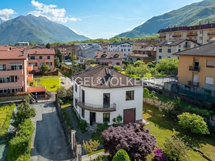 Casa con 6 locali in vendita in Colico