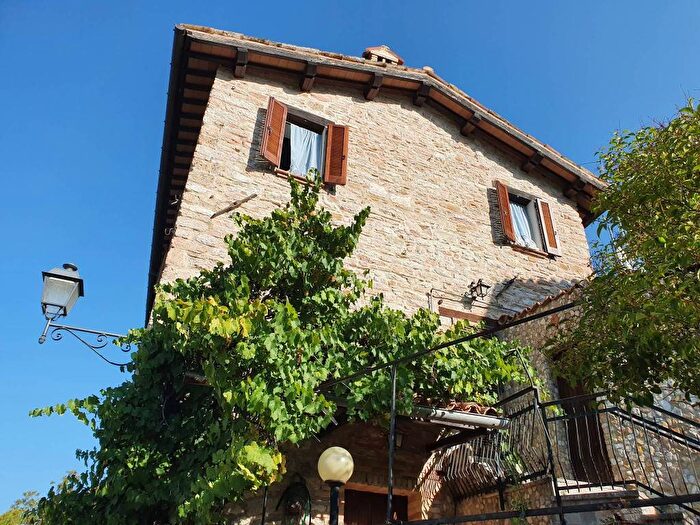 Appartamento con 6 locali in affitto in Via San Giusto, Valfornace