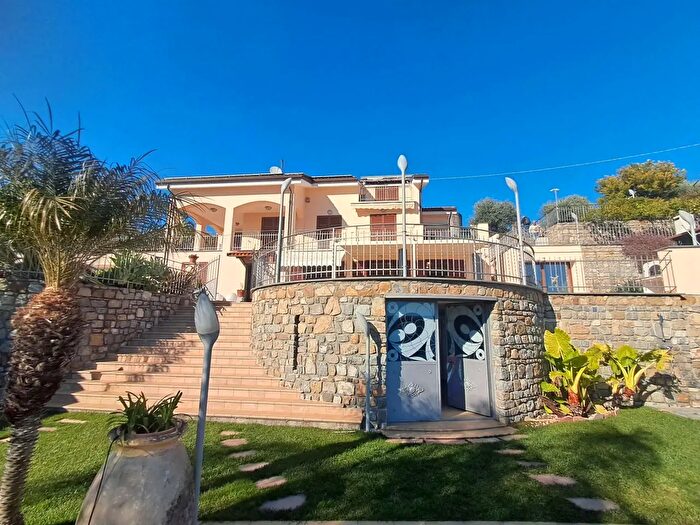 Casa con 10 locali in vendita in Sanremo