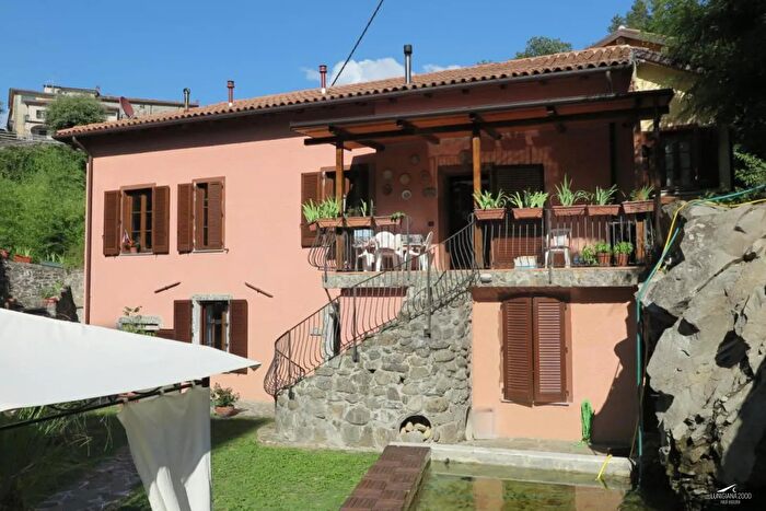 Casa con 12 locali in vendita in Bagnone