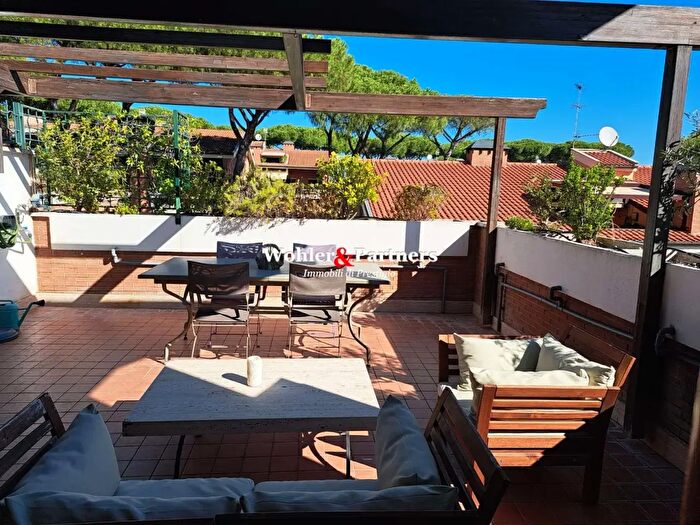 Appartamento trilocale in vendita in Via Crisopoli, Roma