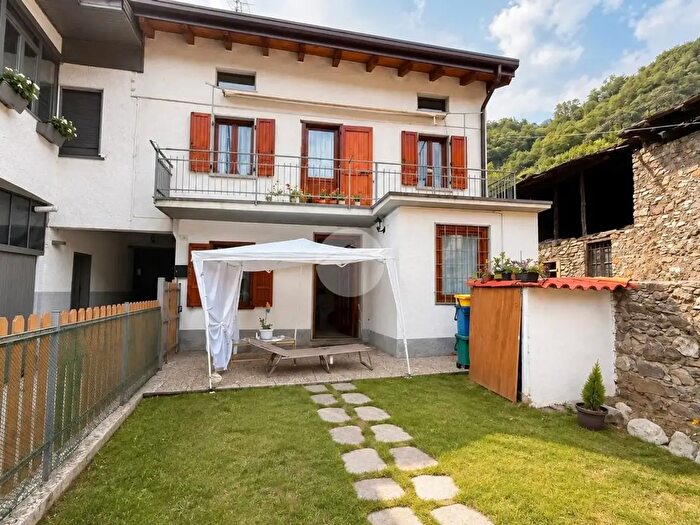 Casa trilocale in vendita in Via Cereto, Capo Di Ponte