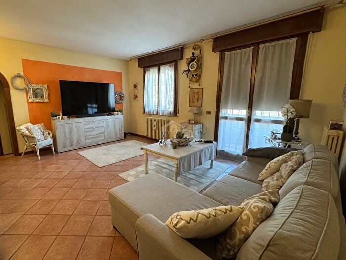 Casa con 8 locali in vendita in Luzzara