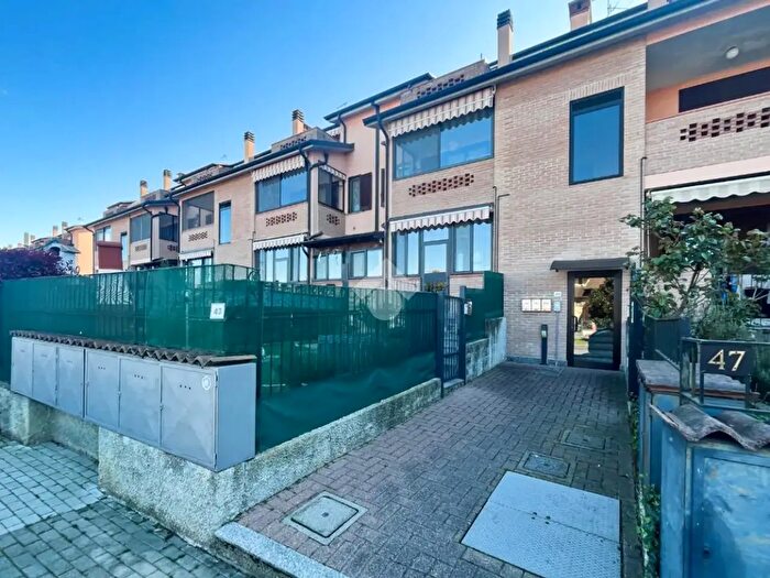 Appartamento trilocale in vendita in Via Vimanone, Cura Carpignano