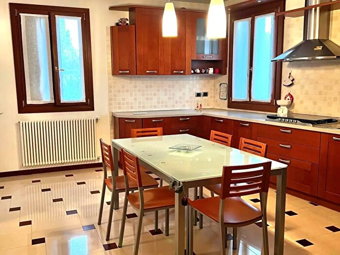 Appartamento con 6 locali in vendita in Piazza Vittorio Veneto, Cappella Maggiore