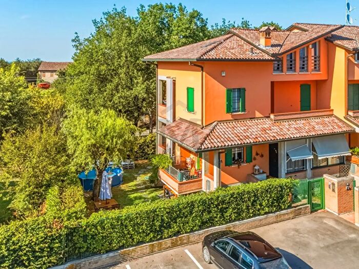 Casa con 8 locali in vendita in Aldo Moro, Albinea