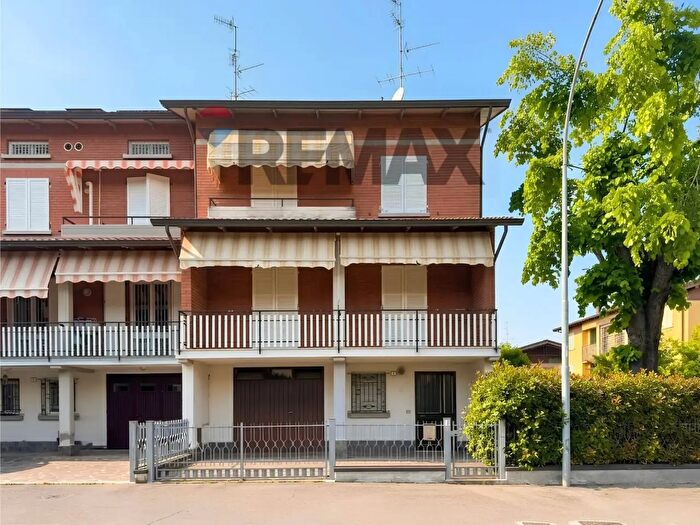 Casa con 9 locali in vendita in Via Puskin, Cavriago