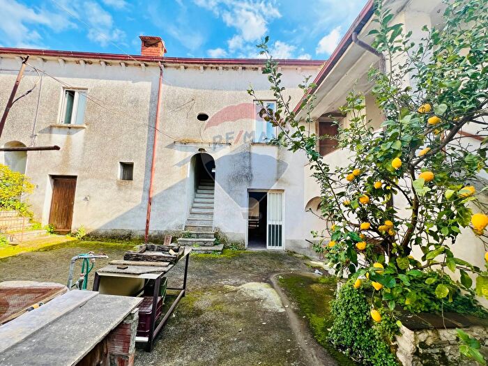 Casa con 7 locali in vendita in Via Contra Volturno, Baia E Latina